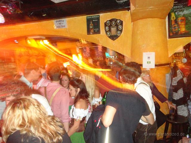 2015 Wiesn Anstich 009.jpg - 1. Wiesntag... viele Drindl und Lederhosn
